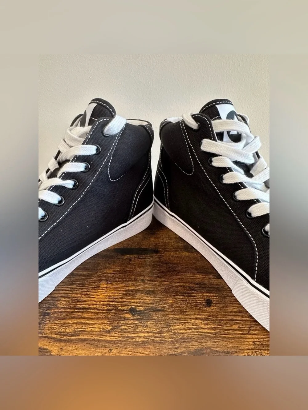 Airwalk Boys Hayden Black/White High Top Sneakers NWT Size 6.5